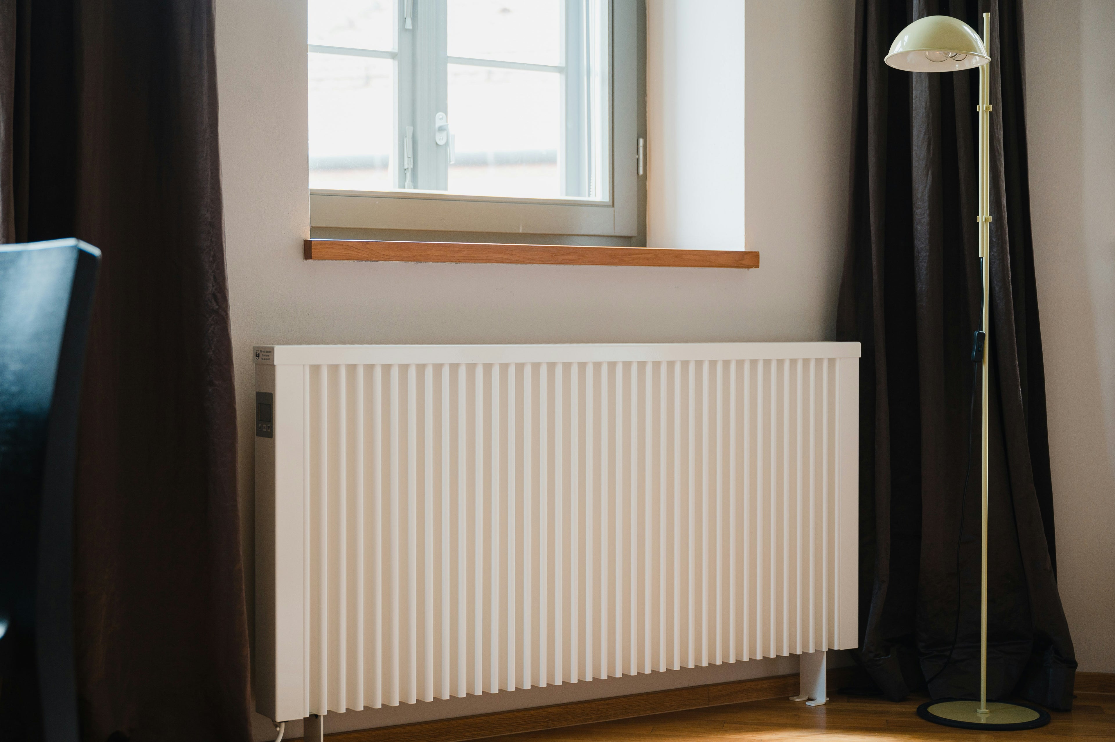 Radiators (standarta)	No 50 EUR līdz 120 EUR Piederumi (ventiļi, pārejas)	No 20 EUR līdz 50 EUR Santehniķa darbs	No 40 EUR līdz 150 EUR Stāvvada atslēgšana	Jāprecizē pie apsaimniekotāja (var būt 20-50 EUR) Kopā (aptuveni):	No 110 EUR līdz 370 EUR